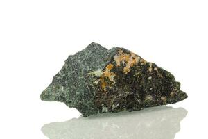 makro mineral sten dumortierit på en vit bakgrund foto
