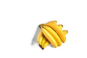 mogen gul bananer på en vit bakgrund foto