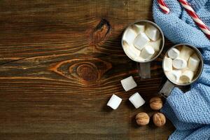 jul dryck. råna varm kaffe med marshmallow, röd godis sockerrör på de trä- bakgrund. ny år. foto