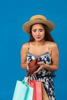 porträtt av olycklig ung kvinna ser i henne plånbok i handla Centrum, använt för mycket, inte tillräckligt kontanter, förlorat pengar, pank foto