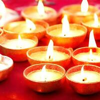 brinnande diya lampor för diwali festival selektiv fokus ai genererad foto