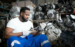 män reparation bil motor i bil reparera affär, selektiv fokus. foto