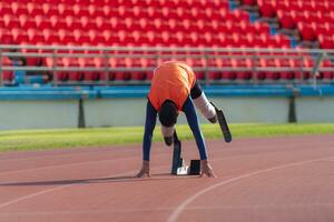 Inaktiverad idrottare förbereda i startande placera redo till springa på stadion Spår foto