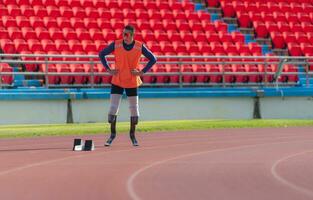 Inaktiverad idrottare förbereda i startande placera redo till springa på stadion Spår foto