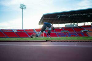 idrottare med funktionshinder ta en ha sönder på de stadion mellan Träning sessioner. foto