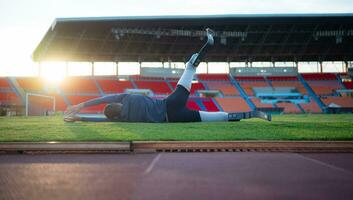 idrottare med funktionshinder ta en ha sönder på de stadion mellan Träning sessioner. foto