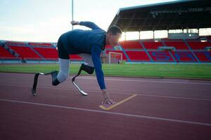 Inaktiverad idrottare förbereda i startande placera redo till springa på stadion Spår foto