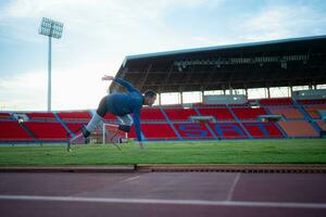 idrottare med funktionshinder ta en ha sönder på de stadion mellan Träning sessioner. foto