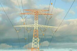 en stor elektrisk torn med många trådar och poler foto