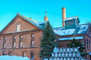 sapporo öl museum med snö i vinter- säsong. landmärke och populär för attraktioner i Hokkaido, japan. resa och semester begrepp foto