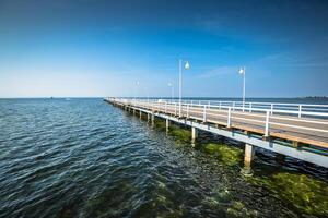 trä- pir i jurata stad på kust av baltic hav, han Jag halvö, polen foto