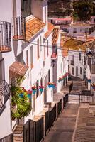 pittoreska gata av mijas med blomkrukor i fasader. andalusisk vit by. costa del sol. södra Spanien foto