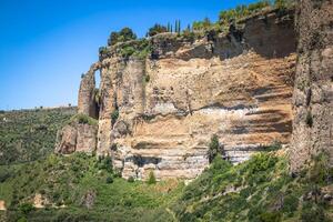 se av byggnader över klippa i ronda, Spanien foto