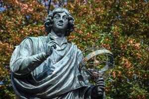 nicolaus copernicus staty i att springa, polen foto