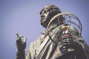 nicolaus copernicus staty i att springa, polen foto