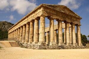 grekiska templet i den antika staden segesta, sicilien foto