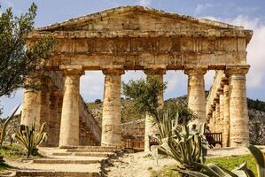 grekiska templet i den antika staden segesta, sicilien foto