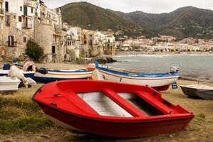 sicilian fiske båt på de strand i cefalu, sicilien foto