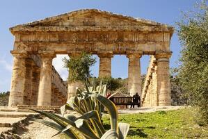 segesta arkeologiska platsen i antika Grekland borrar sicilien Italien foto