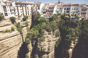 se av byggnader över klippa i ronda, Spanien foto