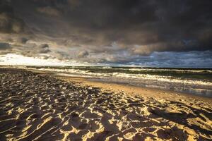 marinmålning med mörk, dramatisk, stormig cumulonimbus moln bildning över de strand på baltic hav polen. foto