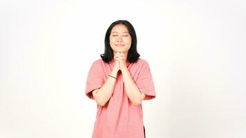 stängd ögon och innehav hand för be av skön asiatisk kvinna isolerat på vit bakgrund foto