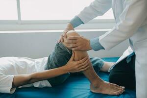 läkare eller fysisk terapeut undersöker tillbaka smärta och spinal område till ge råd inom de rehabilitering Centrum. foto