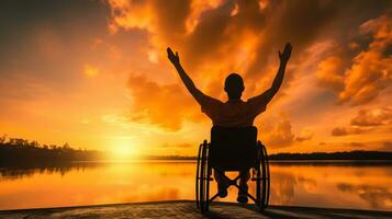 silhuett av Inaktiverad man på rullstol på de strand under solnedgång, disable dag foto
