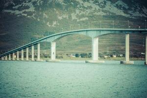 lång modern bro över fjord foto