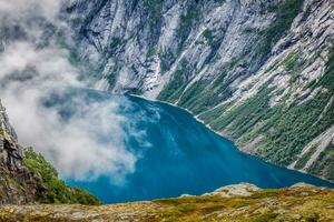 vackert norskt landskap med berg på väg till trolltunga foto
