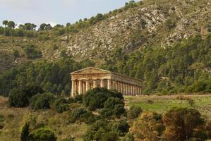 grekiska templet i den antika staden segesta, sicilien foto