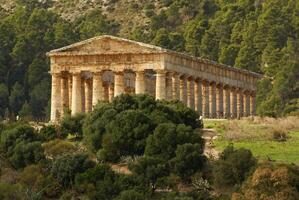 grekiska templet i den antika staden segesta, sicilien foto