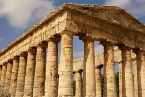 grekiska templet i den antika staden segesta, sicilien foto