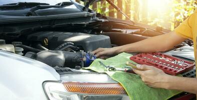 reparera motorer och förbereda verktyg för reparationer, underhåll, och inspektion av motorer. foto