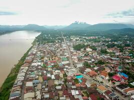 antenn se av klassisk trä- hus bredvid de mekong flod i chiang khan distrikt, loei. foto