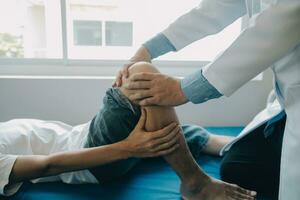 läkare eller fysisk terapeut undersöker tillbaka smärta och spinal område till ge råd inom de rehabilitering Centrum. foto