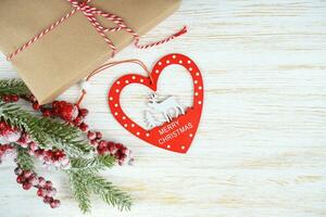 jul bakgrund med dekorationer och gåva låda på vit trä- styrelse foto