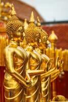 guld buddha statyer i wat phra den där doi suthep foto