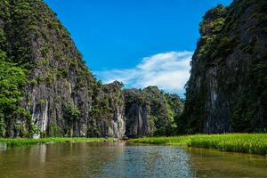 tam coc turist destination i vietnam foto