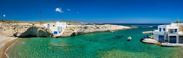 kristall klar blå vatten på mitakas by strand, milos ö, grekland. foto