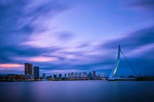 se av erasmus bro erasmusbrug och rotterdam horisont. rotterdam, nederländerna foto