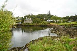 traditionell sten hus och sjö, bukt av öar i ny zealand foto