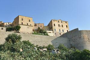 typisk by på Korsika, Frankrike. se av traditionell hus i de inåt landet av Korsika, Frankrike foto