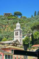 se till störst palazzi ett byggnader till de mest blygsam lägenheter, Portofino, Italien foto