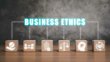 företag etik begrepp, trä- blockera på skrivbord med företag etik ikon på virtuell skärm. foto