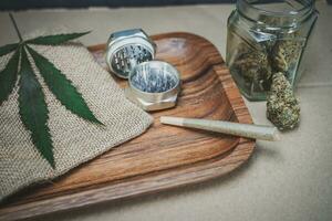 cbd medicinsk marijuana och hampa löv. medicinsk cannabis. foto