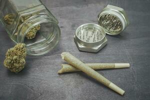 cbd medicinsk marijuana och hampa löv. foto