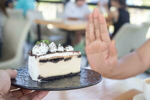 skönhet smal kvinna kropp förvirra desserter. kvinna i restaurang uppnår vikt förlust mål för friska liv, galen handla om tunnhet, tunn midja, nutritionist. diet, kropp form. foto