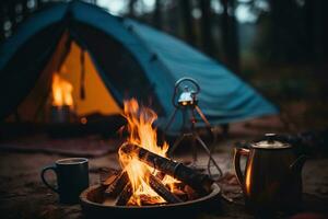 ai genererad camping i de skog, en vattenkokare och en kopp av te foto