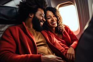 ai genererad skön afro amerikan par är leende och ser på varje Övrig medan flygande i flygplan, Lycklig leende svart par är flygande i ett flygplan i först klass, ai genererad foto